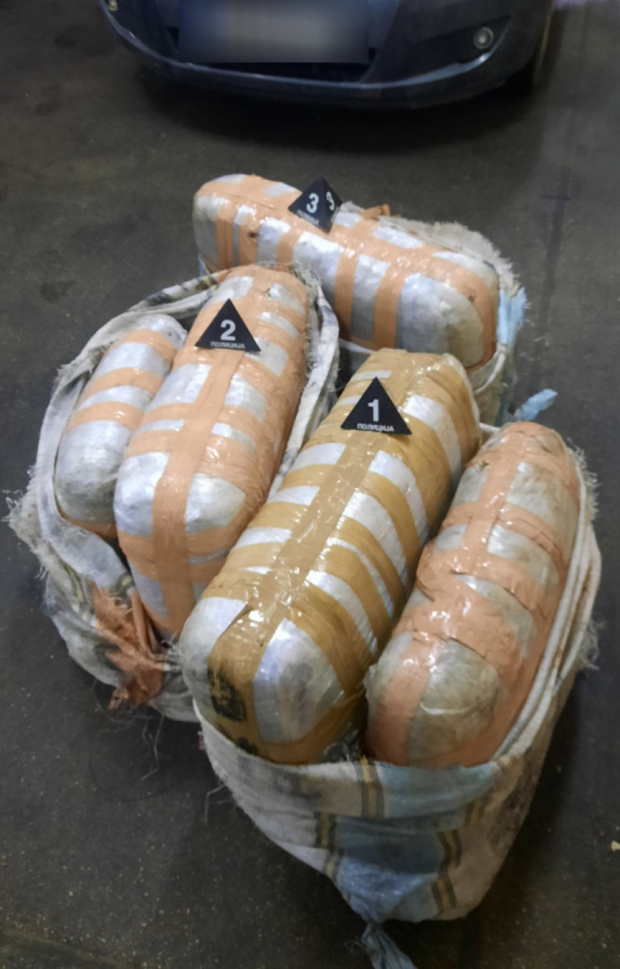 Zaplenjeno 70 kilograma marihuane: Auto pun droge (FOTO)