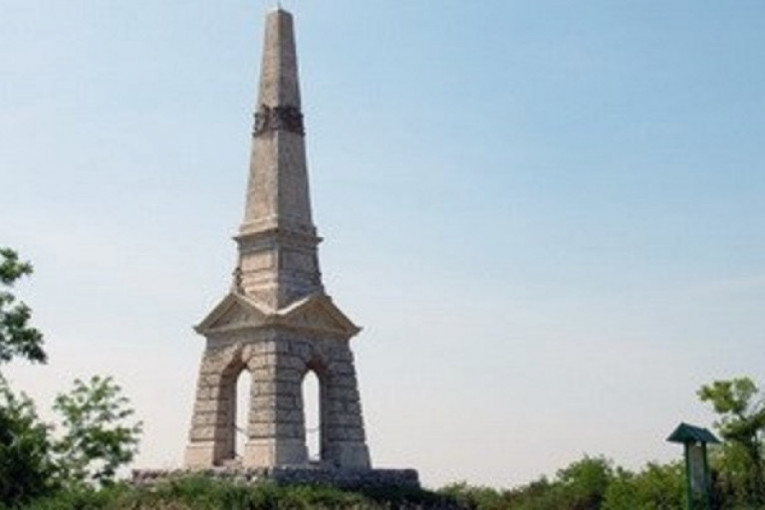 24SEDAM INĐIJA Postavljena rasveta na spomenik