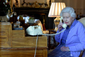 Kraljica prima pozive samo od dvoje ljudi na specijalnom telefonu, a šuška se da ima i tajni nalog na Fejsbuku