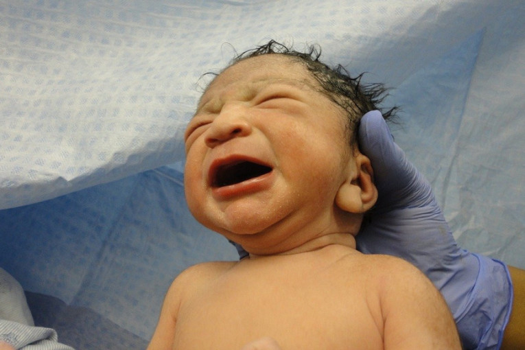 Pomešali embrione u klinici za vantelesnu oplodnju: Roditelji morali da razmene bebe nakon dva meseca