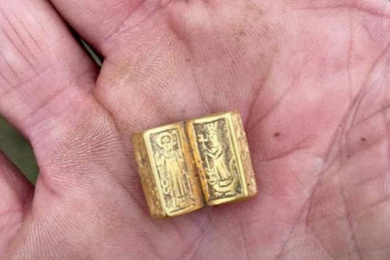 Pronađena minijaturna zlatna Biblija: Teška je samo pet grama i dugačka 1,5 centimetara!