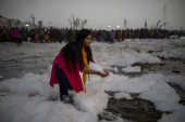 Svetu reku u Indiji preplavila toksična pena, ali to nije sprečilo vernike da se kupaju (VIDEO)