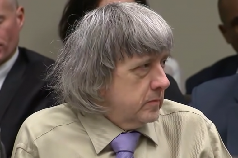 Roditelji monstrumi držali 13 dece zatočene u kući strave: Sestre ispričale - vezivali su nas lancima, majka nas je davila (VIDEO)