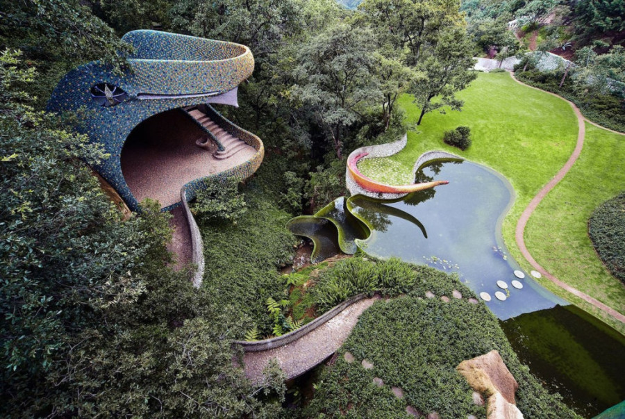 Buđenje u zmijskom stomaku: Odmor ispunjen čudnim arhitektonskim rešenjima