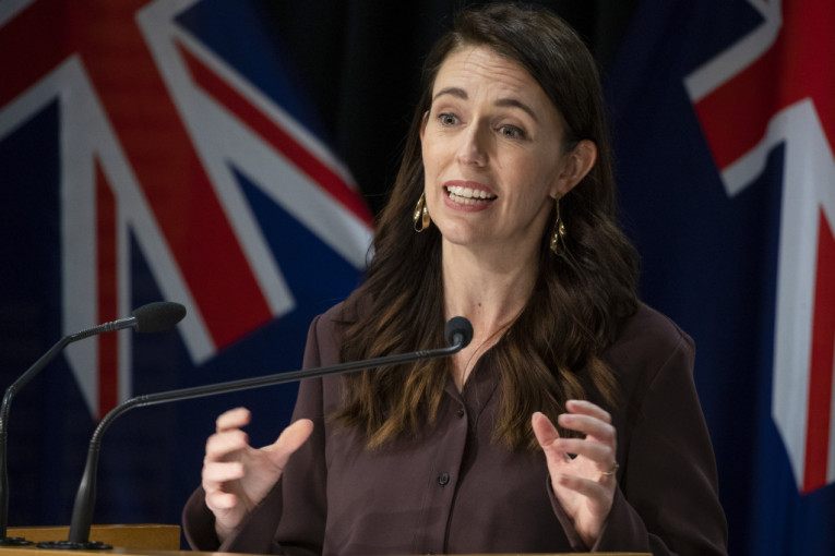 Premijerka Novog Zelanda postala hit na internetu: Tokom obraćanja uživo prekinula je ćerka, o njenoj reakciji pričaju svi (VIDEO)