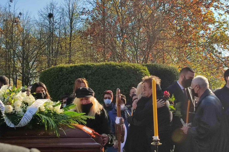 Bili su u svađi, ali je došla na sahranu: Nada Topčagić plakala nad kovčegom i vikala "Oprosti Marinko" (FOTO/VIDEO)