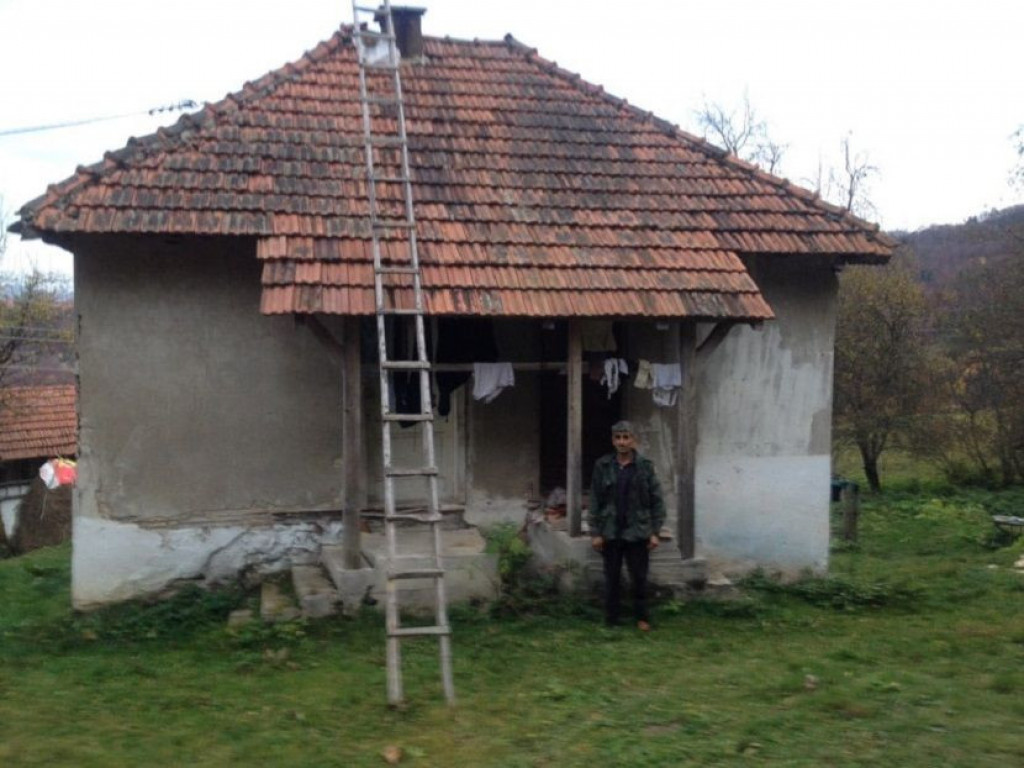 Rade živi sam i bolestan: Gorštaku sa Kamene Gore pomogli dobri ljudi, nedostaje još malo da zimu dočeka u toplom domu