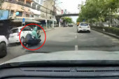 U prometnoj ulici uvek obratite pažnju na dvotočkaše (VIDEO)