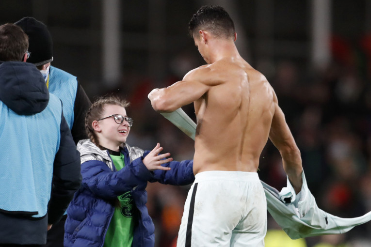Sve ima svoju cenu: Kažnjena devojčica kojoj je Ronaldo poklonio dres