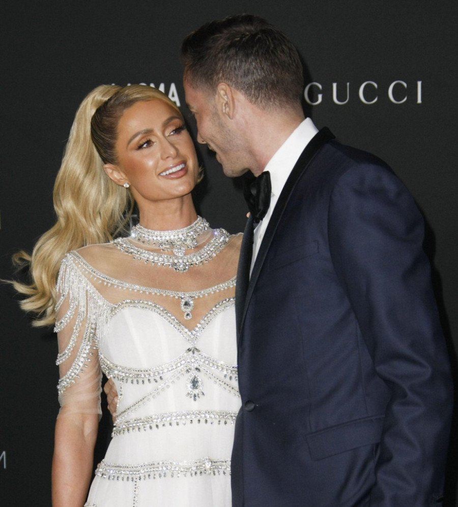 Udala se Paris Hilton! Manekenka pozirala sa velom preko lica (FOTO)