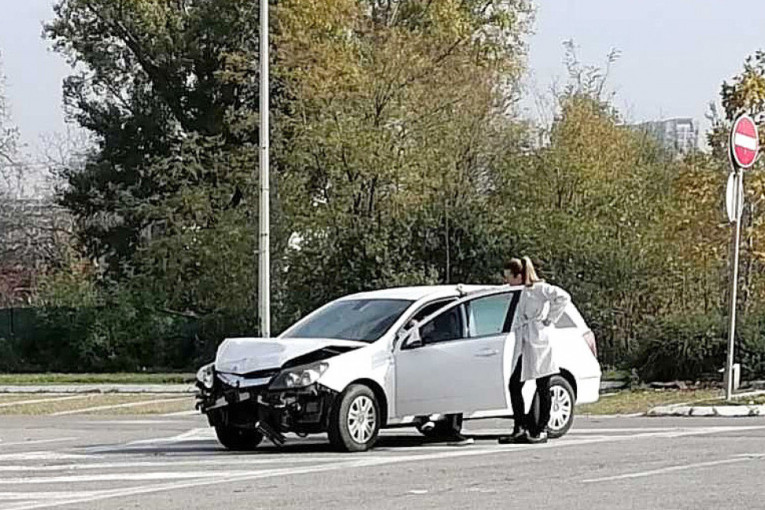 Saobraćajna nesreća kod Sava centra: Ostao bez prednjeg dela automobila (FOTO)