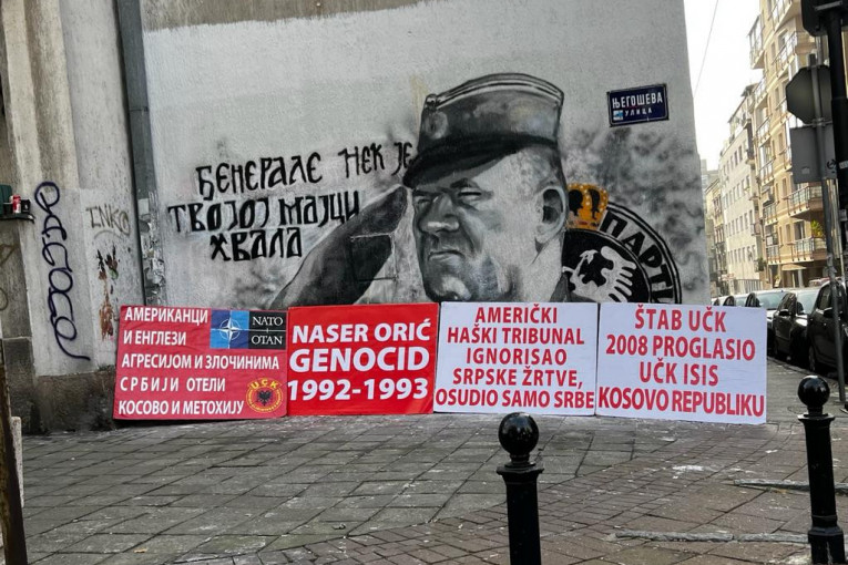 Podsećanje na američke i albanske zločine nad Srbima: Osvanuli transparenti ispred murala generalu Mladiću