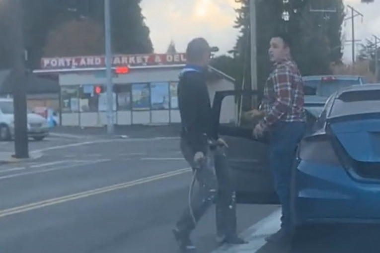 Jeziv snimak sa ulice: Muškarac potegao mačetu zbog svađe u saobraćaju, drugi vozač izvadio pušku (VIDEO)