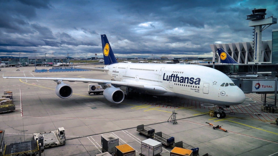 Novi incident na nebu! Avion udario u nepoznati objekat