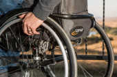 Suzana u invalidskim kolicima zamolila prodavca da malo pomeri tezgu, on je ošamario: Incident na buvljoj pijaci punoj ljudi!
