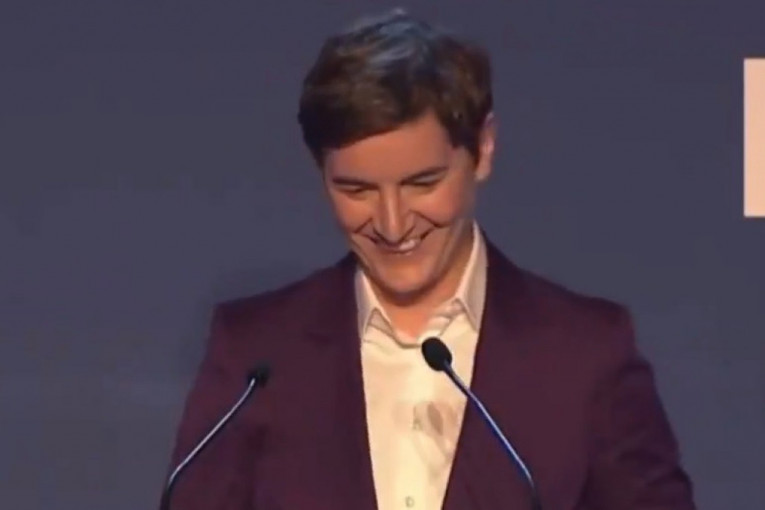 Moderator napravio lapsus prilikom najave Ane Brnabić! Premijerka se nasmejala: "Teško je čak i Srbima" (VIDEO)