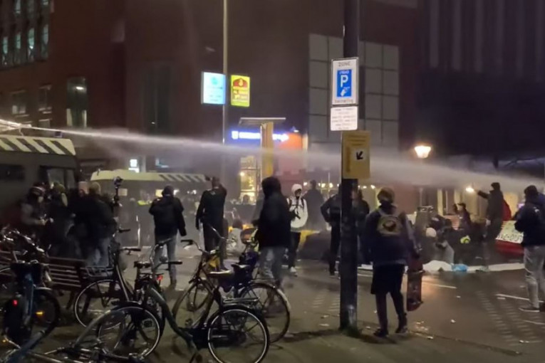 Haos u Hagu: Policija vodenim topovima rastura proteste protiv novih korona mera! (VIDEO)