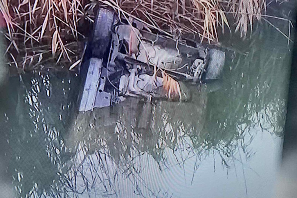 Strašna nesreća kod Inđije! Dva automobila sletela u kanal, dvoje mrtvih! (FOTO)