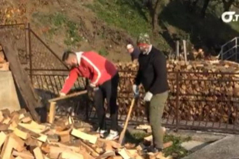 Družina iz Užica vraća veru u bolje sutra: Besplatno cepaju drva kome treba! (VIDEO)
