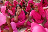Opasna družina neustrašivih žena: Pink banda seje strah u Indiji, cilja svakog nasilnika i spremna je na sve (VIDEO)
