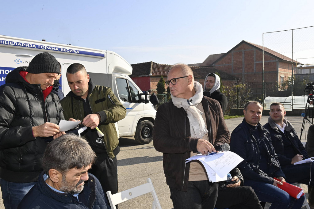 Pokretna kancelarija Gorana Vesića danas u obilasku Velikog Sela i Slanaca na Paliluli