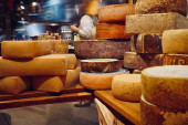 Gurmanski bonton - budite spremni za predstojeće praznike: Znate li kako se pravilno seče i poslužuje sir?