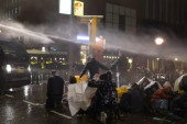 Vodeni topovi na ulicama Holandije: Demonstranti divljali zbog novih mera, policija uzvratila (VIDEO)