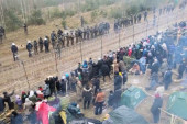 Napetost ne jenjava: Migranti se približavaju granici Poljske, desetine policajaca u pripravnosti (VIDEO)