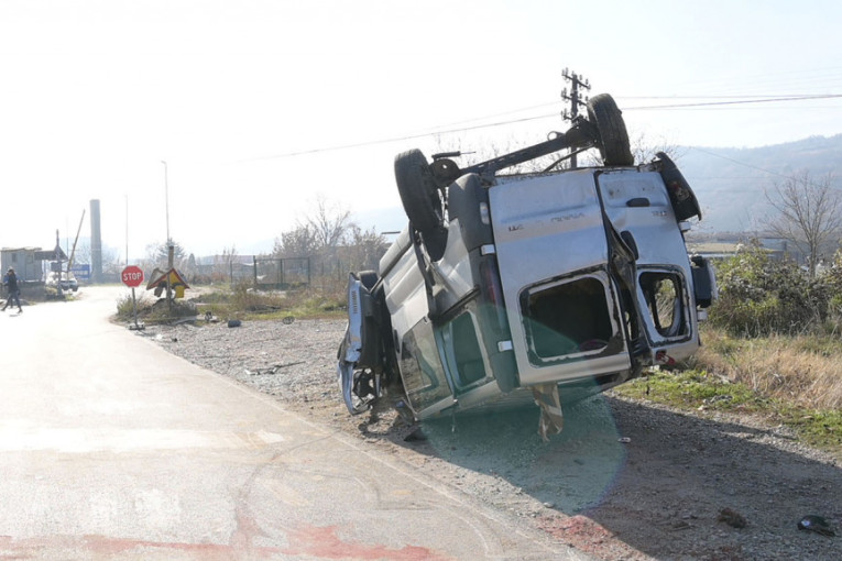 Uhapšen vozač kombija koji se prevrnuo kod Pirota: Slupao vozilo dok je bežao, poginule dve osobe, 20 povređenih! (FOTO)