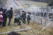 Nema mira na granici: Migranti pokušali da probiju ogradu, povređen poljski vojnik! (VIDEO)