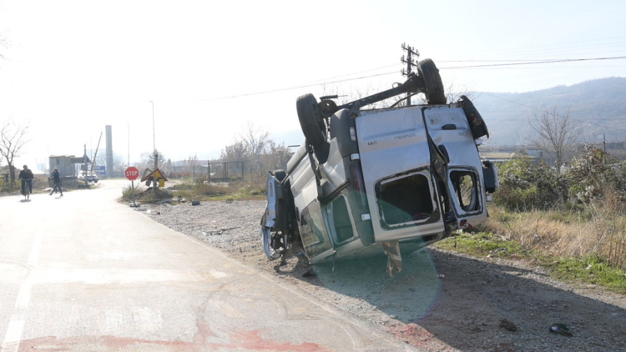 Fotografije sa mesta jezive nesreće kod Pirota: Dve osobe poginule, 20 povređenih! Vozač pokušao da pobegne od policije
