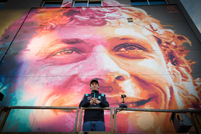 Grazie, Vale! "Doktor" odvezao poslednji krug u karijeri pred 100.000 ljudi! (FOTO/VIDEO)