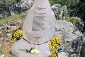 Otkriven spomenik ubijenima u Kazanima: Srbe boli to što osim pobrojanih imena ništa više ne stoji
