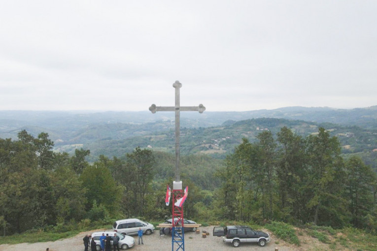 Do sada neviđena odbrana od koronavirusa: Meštani na brdu kod Osečine podigli antikovid krst (FOTO)