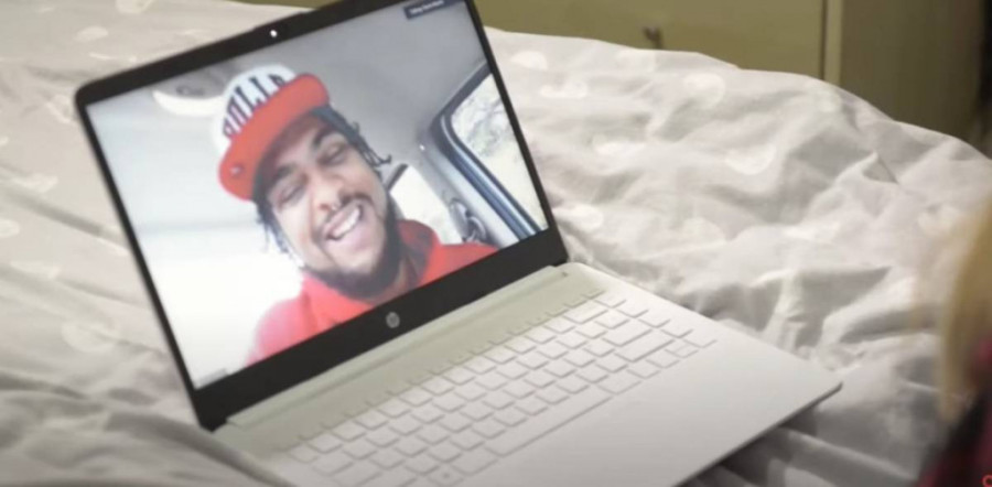 Prekookeanska ljubav: Mama ih upoznala preko Fejsbuka, venčali se putem Zuma, a još uvek se nisu uživo videli (VIDEO)