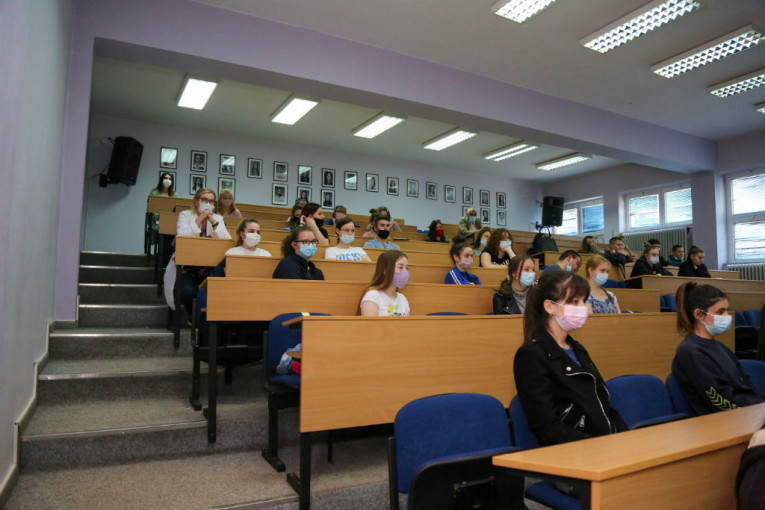 STARA PAZOVA: Održano predavanje srednjoškolcima na temu "Siva ekonomija i rad na crno"