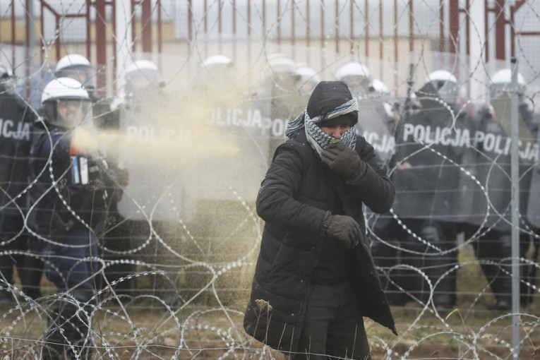 Napeto na granici: Poljska policija zasula migrante suzavcem, oni odgovaraju kamenicama (VIDEO)