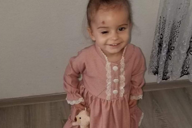 Sahranjena devojčica iz Kaknja: Jecaji i suze za malu Dženu koja je preminula posle operacije (VIDEO)