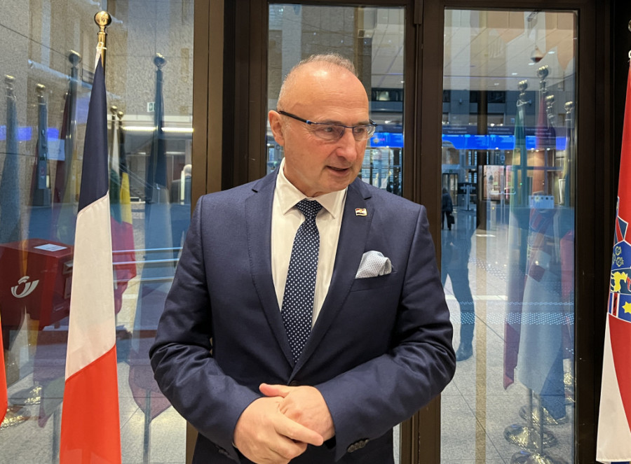 Sličan se sličnom raduje: Dok Beograd spotiče na putu ka EU, Plenković Prištini ruku pruža