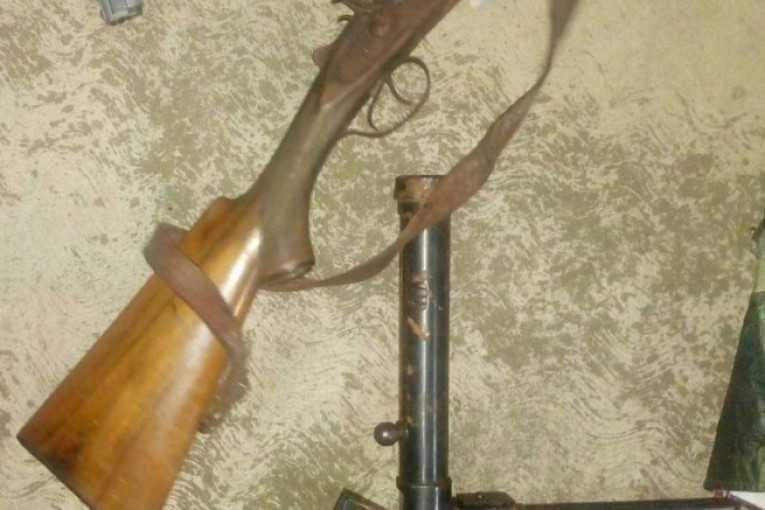 Policijska akcija na Paliluli: U stanu nađeni pištolj, dve puške i droga!