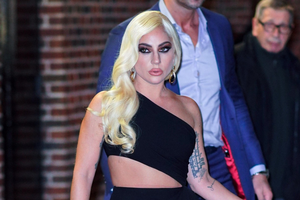 Kakav donji veš nosi Lejdi Gaga? Haljina sa dubokim šlicem pokazala sve, fanovi ostali u šoku (FOTO)