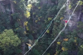 Užasavajuće takmičenje na visini od hiljadu metara: Hodanje po konopcu iznad klisure (VIDEO)