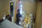 Bez srama! Ušao u pekaru i ukrao kutiju za donacije obolelom detetu (VIDEO)