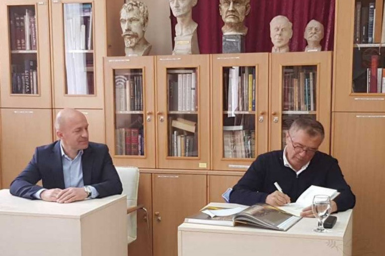 24SEDAM NOVI SAD Кnjiževni susret sa Vladimirom Pištalom u Gradsкoj biblioteci