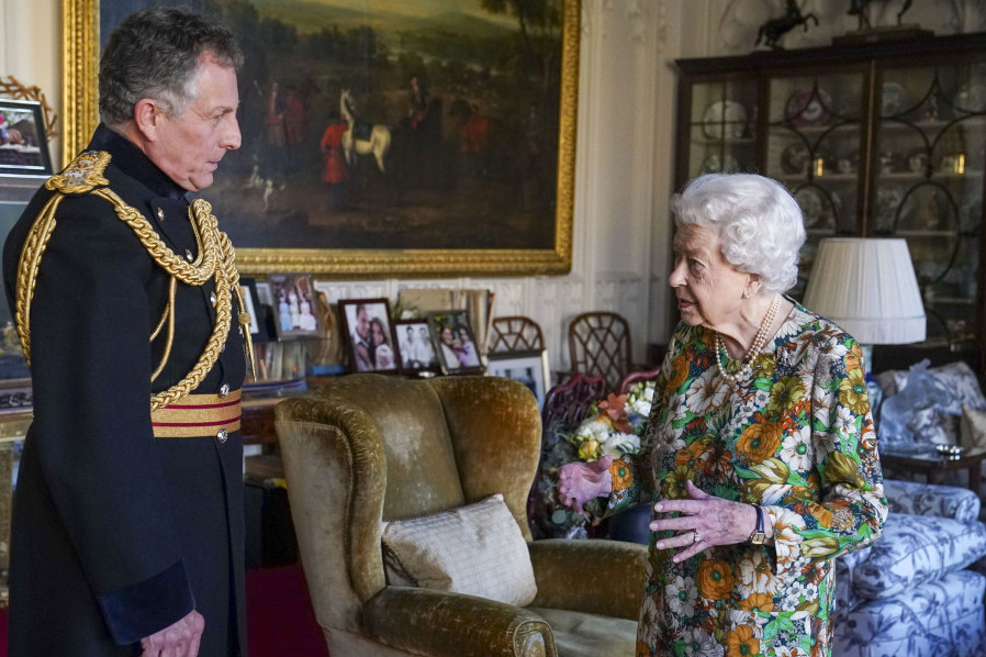 Posle skoro mesec dana: Kraljica Elizabeta II snimljena prvi put nakon povrede leđa (VIDEO/FOTO)