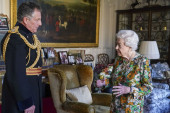 Ljubičaste ruke kraljice Elizabete II zabrinule svet: Doktor objasnio o čemu se radi (FOTO)