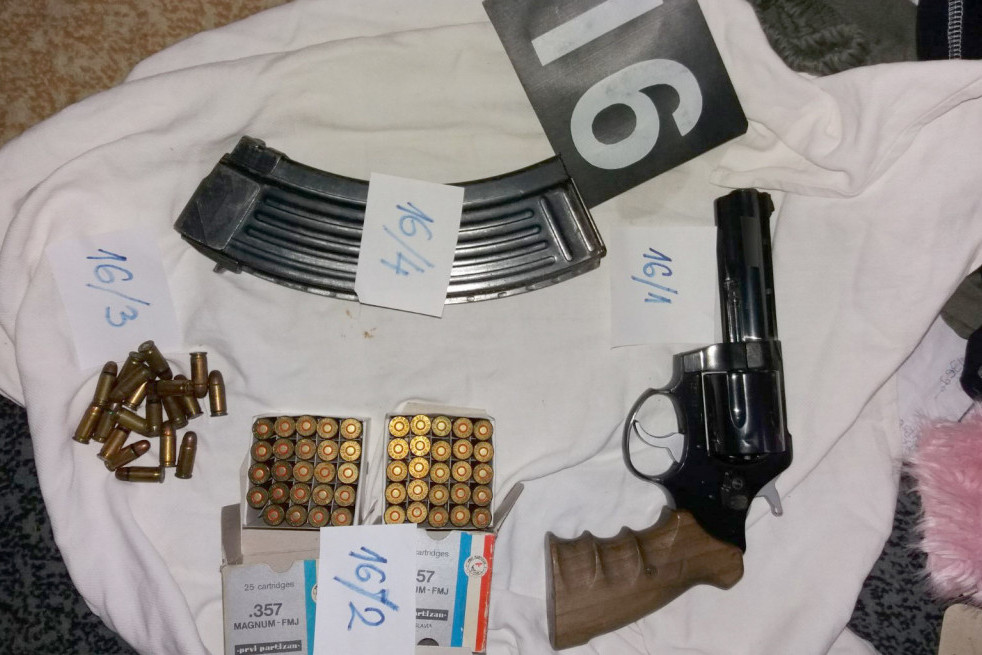 Oružje zaplenjeno u Kozarevu kod Zubinog Potoka: U kući držao dva pištolja, dve puške, jedan revolver i municiju