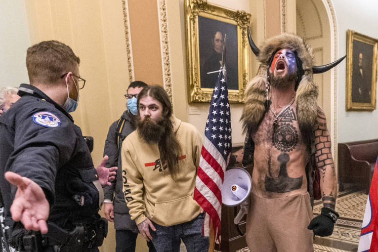 Amerikanci nemaju milosti: Bivšem vođi ekstremističke grupe 17 godina zatvora zbog napada na Kapitol! (FOTO)