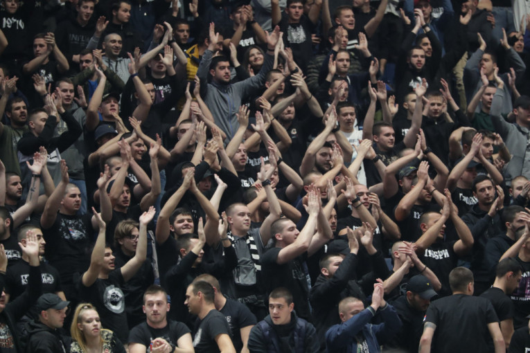 Partizan se vratio u Arenu! Grobari su opet grmeli, tresla se dvorana (VIDEO, FOTO)