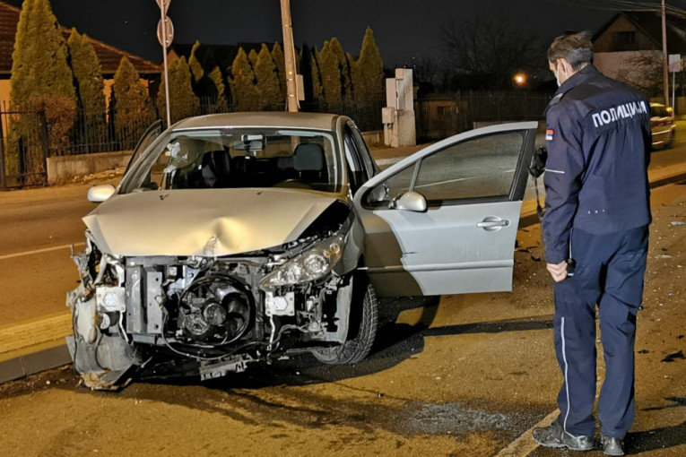 Pijani vozač napravio haos u Kragujevcu: Udario kolima u ogradu, pa u drugi automobil i znak! Na kraju završio u kanalu